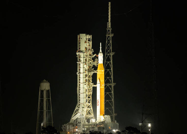 Сегодня утром NASA снова попытается запустить огромную ракету SLS к Луне