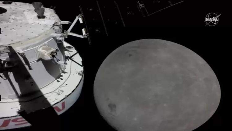 Космический корабль NASA Orion пролетел мимо Луны на расстоянии 130 км