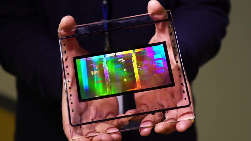  Фотомаска (reticle) на квадратной подложке кварцевого стекла со стороной 6 дюймов, применяемая при литографировании пластин по разработанным Intel техпроцессам «14 нм» и «10 нм» (источник: Intel) 