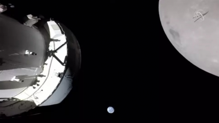  Земля и Луна в объективе камеры корабля Orion //Источник изображения: NASA 