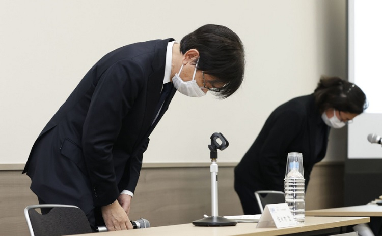  Покаянный поклон Хироси Сасаки //Источник изображения: Kyodo News 