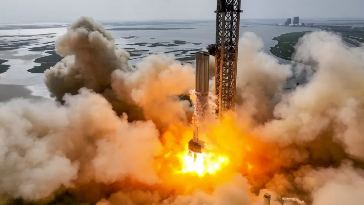 SpaceX провела новое статическое огневое испытание 11 двигателей ракеты-носителя Super Heavy