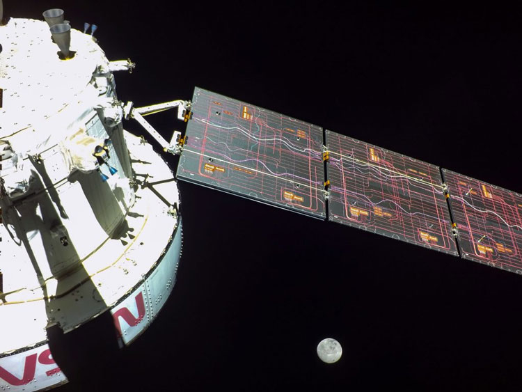 Космический корабль Orion покинул лунную орбиту и летит домой