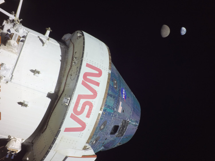  «Селфи» корабля Orion, Луна и Земля. Источник изображений: nasa.gov 