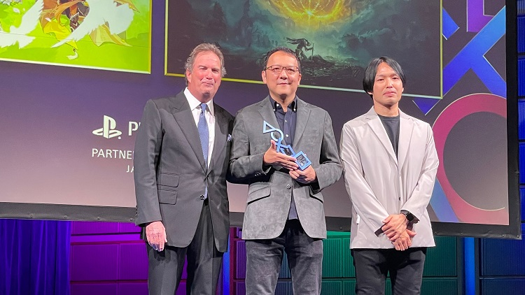  Миядзаки (в центре) на сцене PlayStation Partner Awards (источник изображения: IGN) 
