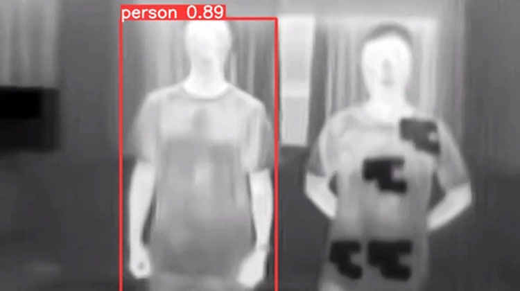 В Китае придумали одежду, которая делает человека невидимым для камер наблюдения с ИИ