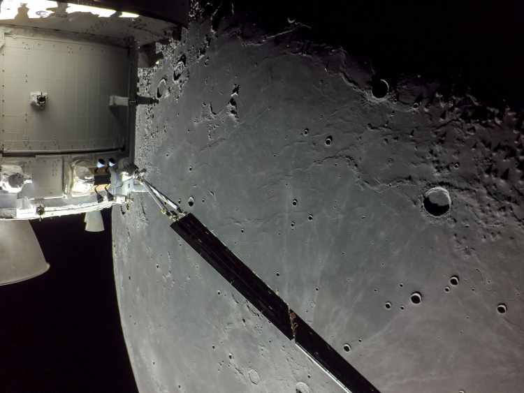 Orion сфотографировал Луну на GoPro во время последнего пролёта мимо спутника