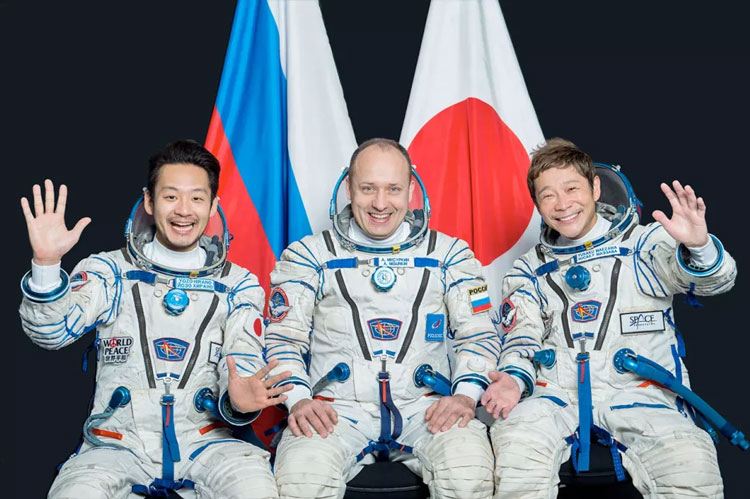  Юсаку Маэдзава крайний справа. Источник изображения: Роскосмос 