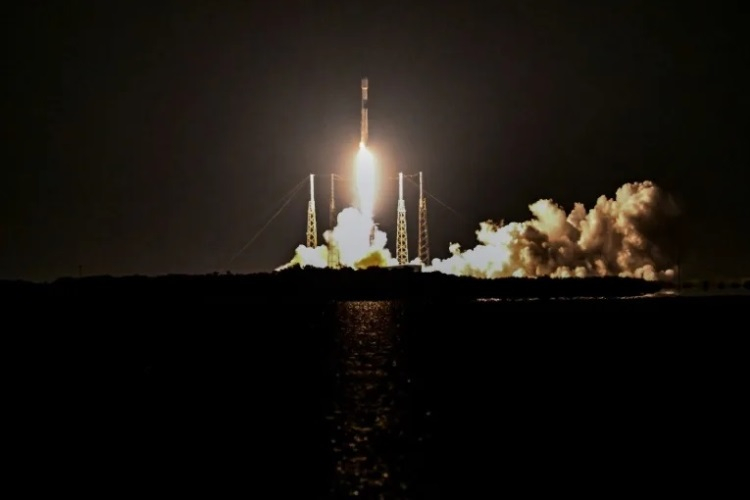 SpaceX запустила в космос японский посадочный модуль и луноход ОАЭ