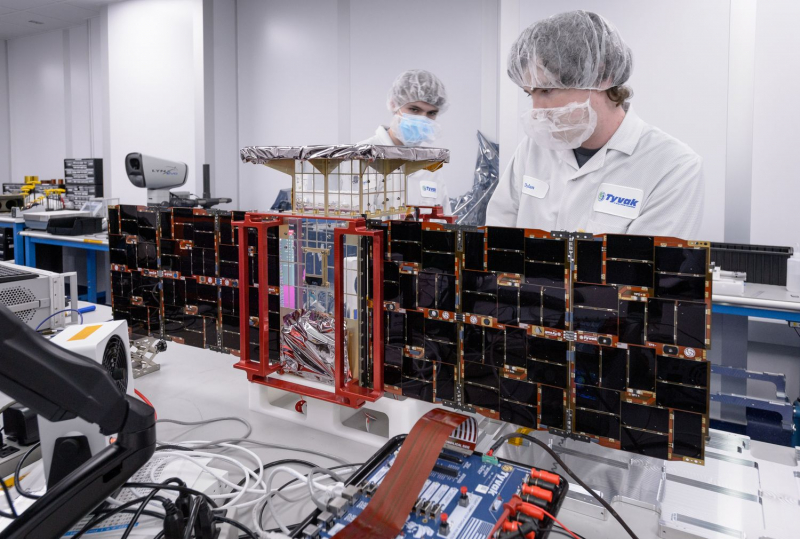  Инженеры компании-разработчика платформы Tyvak Nano-Satellite Systems Inc. устанавливают солнечные батареи на космический аппарат CAPSTONE. Фото NASA/Dominic Hart 