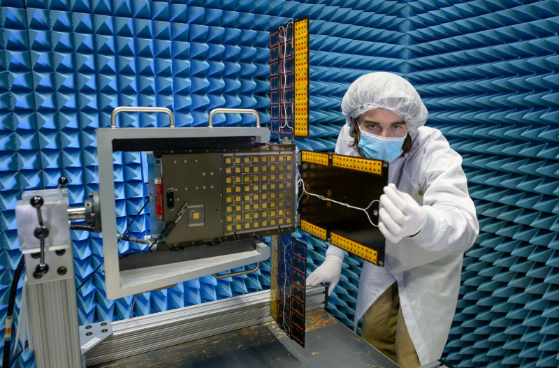  Тестирование солнечных батарей кубсата BioSentinel для определения влияния собственных электромагнитных излучений на системы космического аппарата. Фото NASA/Dominic Hart 