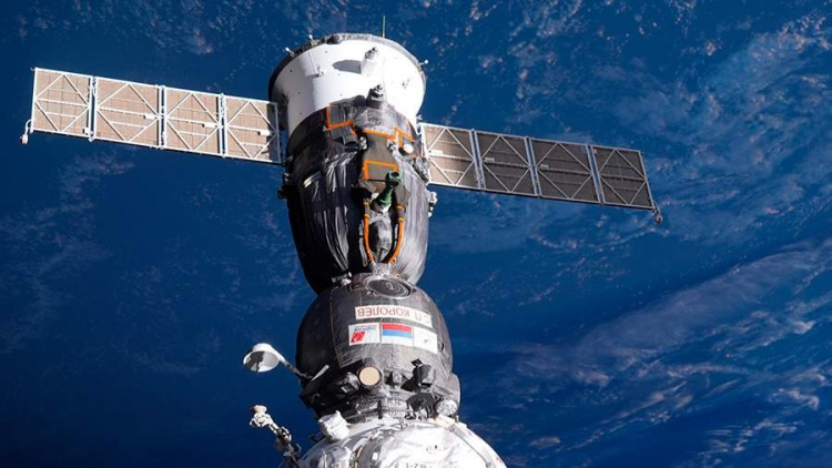 На пристыкованном к МКС корабле «Союз» произошла разгерметизация — российские космонавты на смогли выйти в открытый космос