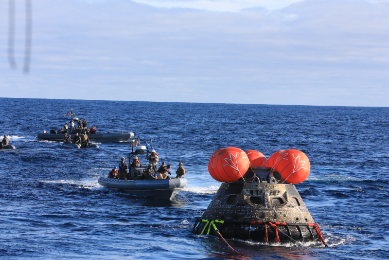  Операции по эвакуации командного модуля корабля Orion 11 декабря 2022 года у побережья Баха Калифорния. Фото NASA 