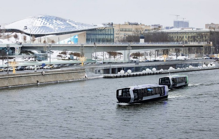 Электрические речные трамваи в Москве начали испытывать в условиях зимней навигации среди льдов