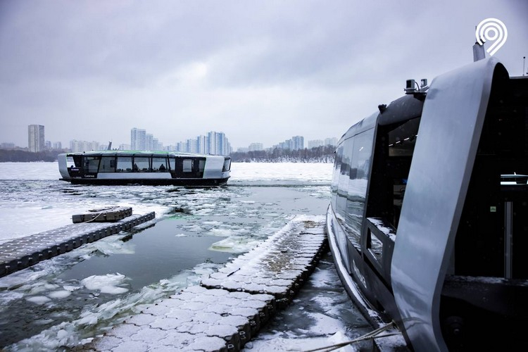 Электрические речные трамваи в Москве начали испытывать в условиях зимней навигации среди льдов