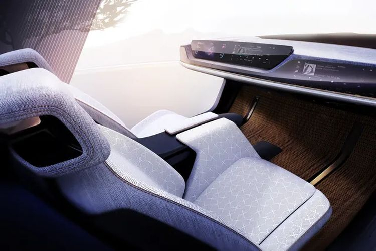 Chrysler показал автомобильный интерьер будущего без руля, но с двумя сенсорными дисплеями