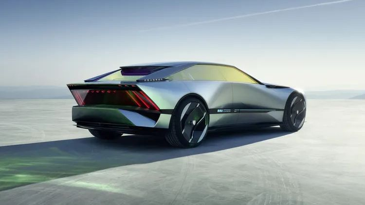 Peugeot Inception: концепт электромобиля с запасом хода 800 км и складным рулём прямоугольной формы