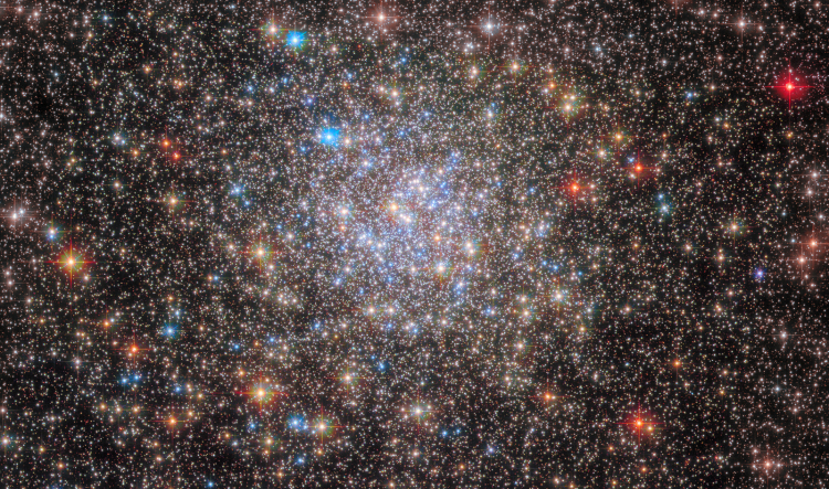 «Хаббл» запечатлел «взрыв космического фейерверка» — шаровое звёздное скопление в Млечном Пути