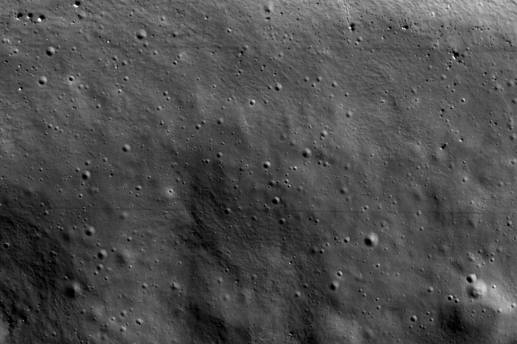 Первая лунная миссия Южной Кореи прислала фото области Луны, где никогда не светит Солнце