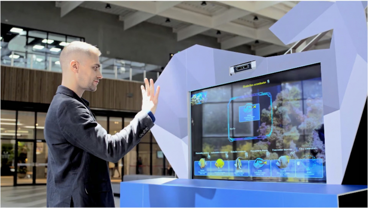 Представлен аквариум с ИИ, рассказывающий о рыбах, на которых смотрит человек — у технологии большой потенциал в торговле