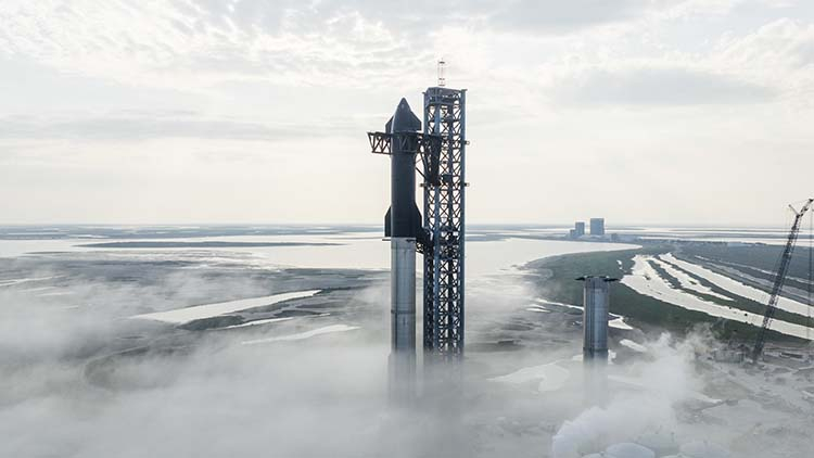 SpaceX показала корабль Starship на ракете Super Heavy, а Airbus сняла их из космоса