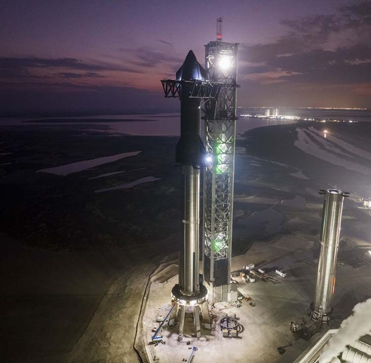 SpaceX показала корабль Starship на ракете Super Heavy, а Airbus сняла их из космоса