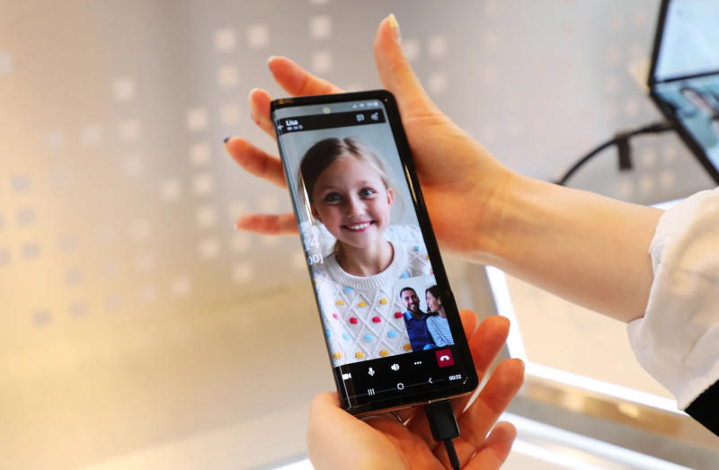 Infinity Flex Display и One UI: Samsung представила образец по-настоящему  революционного смартфона