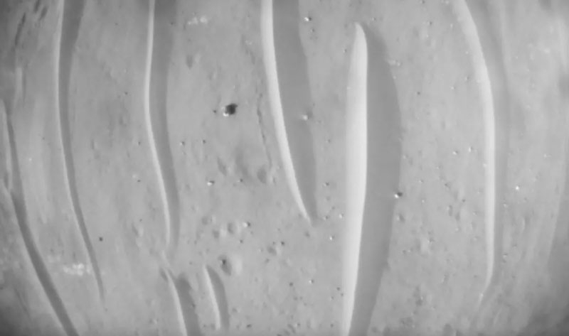  Пролетая над марсианскими дюнами — снимок с навигационной камеры Источник изображения: NASA/JPL-Caltech 