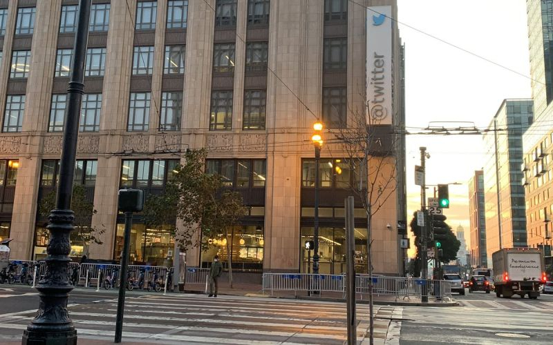 Twitter задолжала за аренду офисов в Сан-Франциско и Лондоне несколько миллионов долларов  деньги взыщут через суды