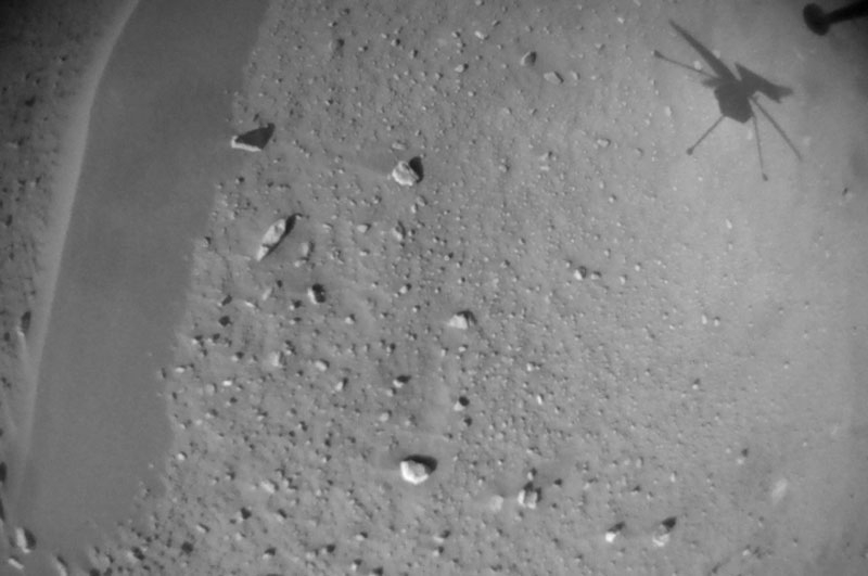  Вертолёт сделал селфи своей тени на марсианском песке. Источник изображения: NASA/JPL-Caltech 