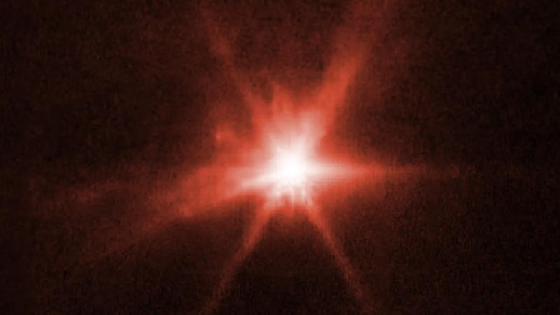  Снимок, сделанный телескопом «Джеймс Уэбб» через 4 часа после столкновения астероида Диморф и зонда DARTS 