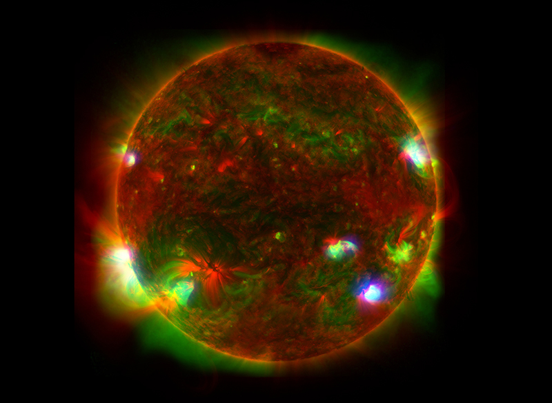 Космический телескоп NuSTAR показал источники высокоэнергетического рентгеновского излучения на Солнце