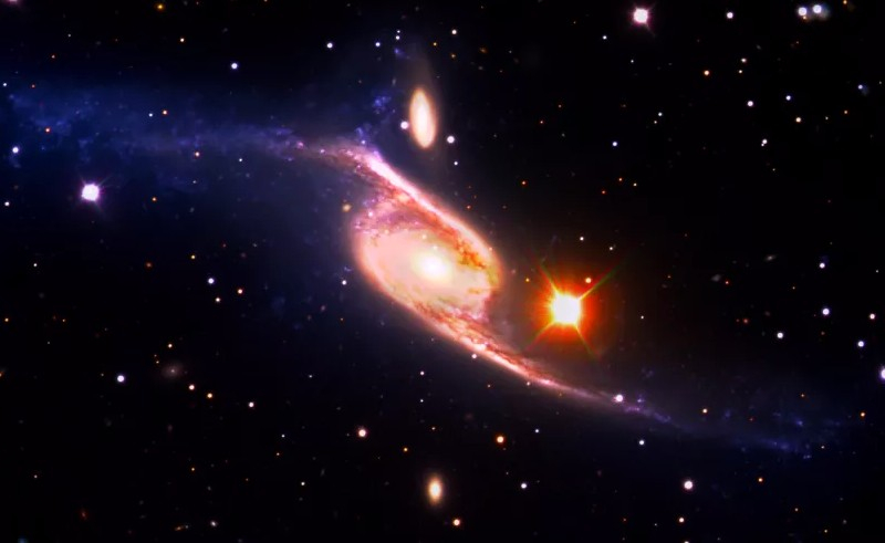 NASA показало крупнейшую из известных спиральных галактик во Вселенной