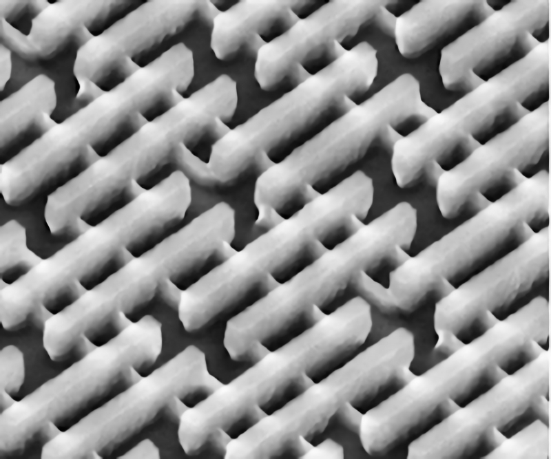  Гребенчатые структуры FinFET-транзисторов на поверхности полупроводникового чипа, выполненного по технологии «22 нм» (источник: Intel) 