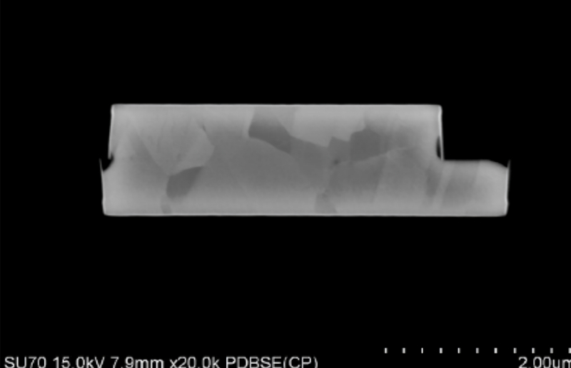  Микрофотография поперечного среза соединённых процессом DP-D2W скреп верхнего и нижнего чиплетов наглядно подтверждает прочность образовавшейся связи: прямо сквозь контактный стык проросли кристаллические зёрна меди, — структура соединения фактически сделалась монолитной (источник: 3DInCites) 