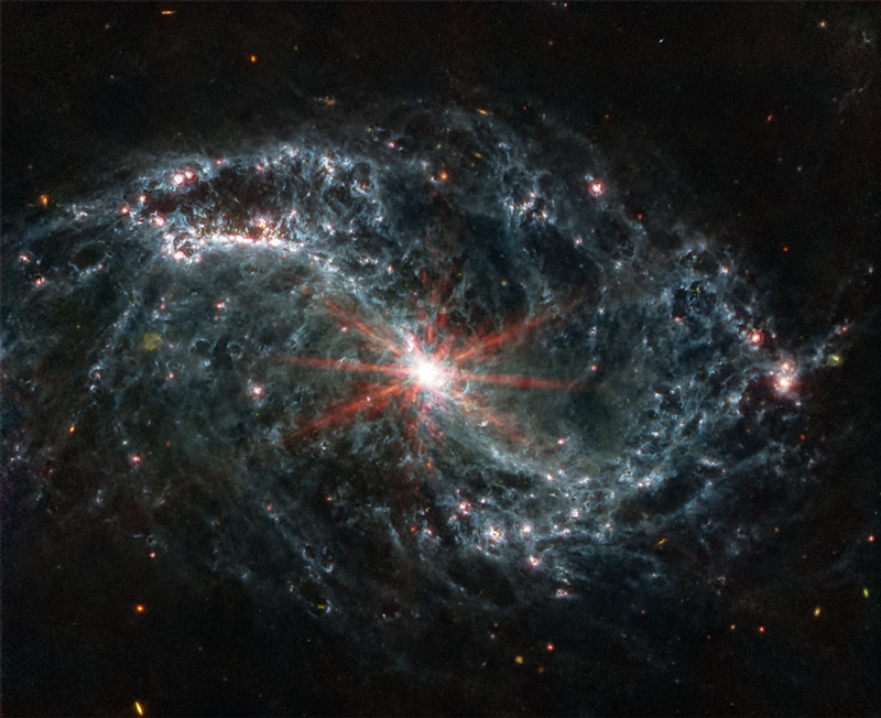  Галактика NGC 7496 (радиальные лучи оставляют растяжки вторичного зеркала телескопа — это дефекты изображения). Источник изображения: 