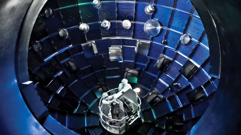  Внутри камеры для термоядерных реакций с лазерным зажиганием, США. Источник изображения: Lawrence Livermore National Laboratory 
