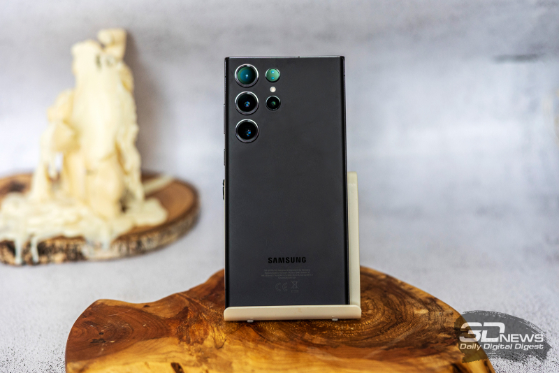  Samsung Galaxy S23 Ultra, задняя панель: в углу — четыре объектива камер, лазерная подсветка автофокуса, светодиодная вспышка 