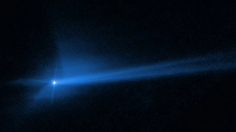 Телескоп Хаббл заснял странные изменения пылевого хвоста астероида Диморф после тарана зондом DART