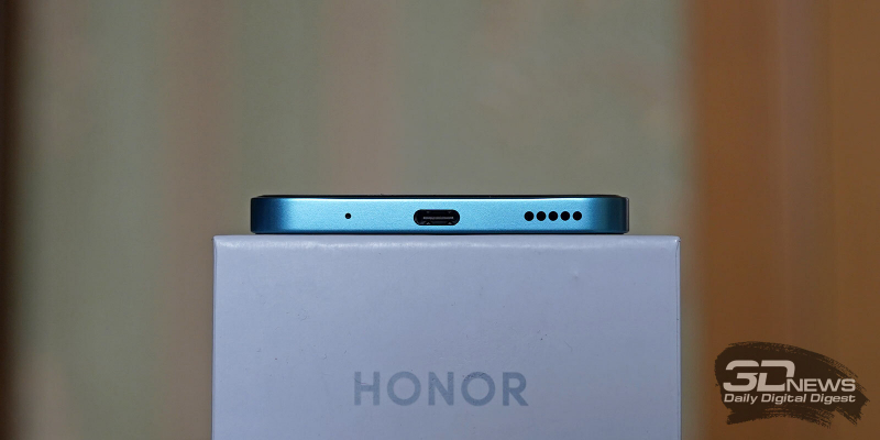  HONOR X8a, нижняя грань: микрофон, порт USB Type-C и основной динамик 