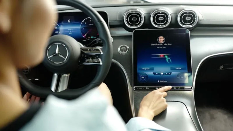Новейшие Mercedes-Benz превратили в заменитель банковской карты — авто сможет оплатить парковку, заправку и другие услуги