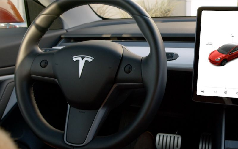 Tesla и Nissan придётся отозвать тысячи электромобилей из-за угрозы отделения рулевого колеса на ходу