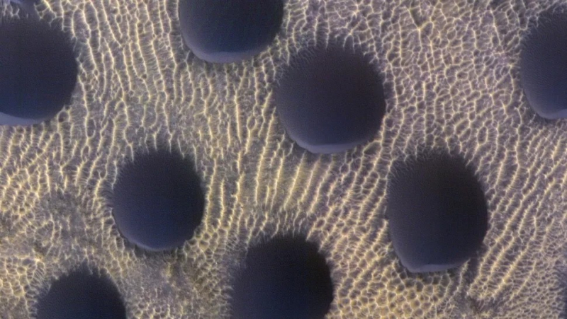 NASA обнаружило на Марсе странные дюны в форме почти идеальных полусфер