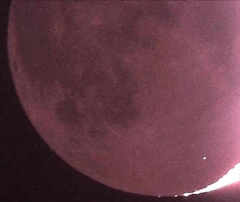 Японский астроном запечатлел падение метеорита на Луну
