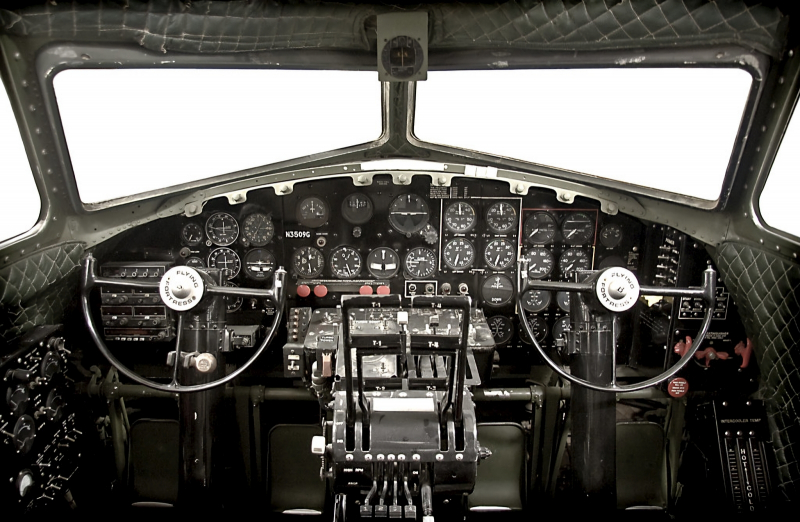  Кокпит «Летающей крепости» Boeing B-17: торжество юзабилити, образно говоря (источник: Boeing) 