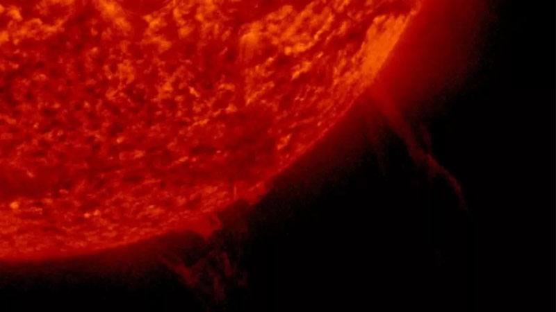 Полярные области Земли накрыли облака тёмной плазмы от выброса корональной массы Солнца