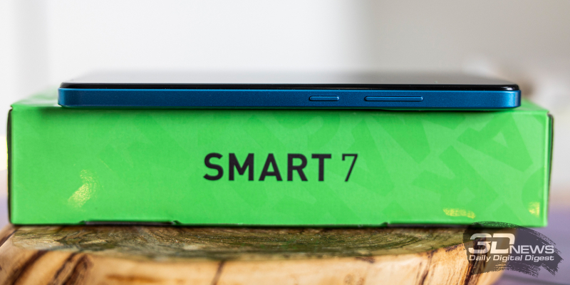  Infinix SMART 7, левая грань: слот для SIM-карт и карты памяти 