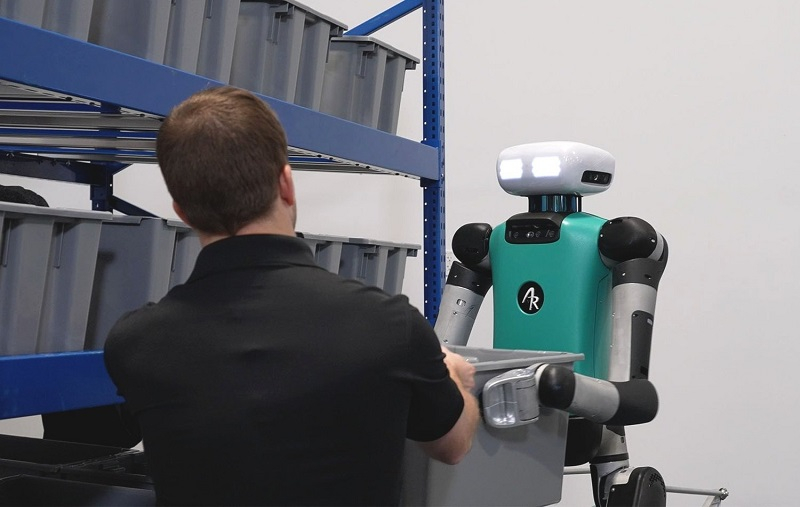 Новая версия двуногого робота Digit стала больше походить на человека, получив голову и глаза