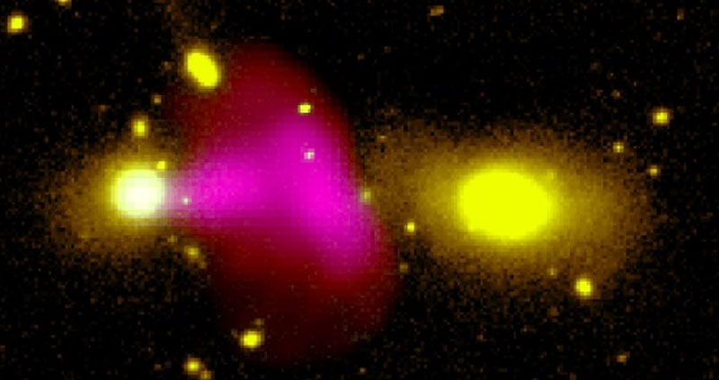 Астрономы запечатлели, как одна галактика выстрелила плазменной струёй в другую