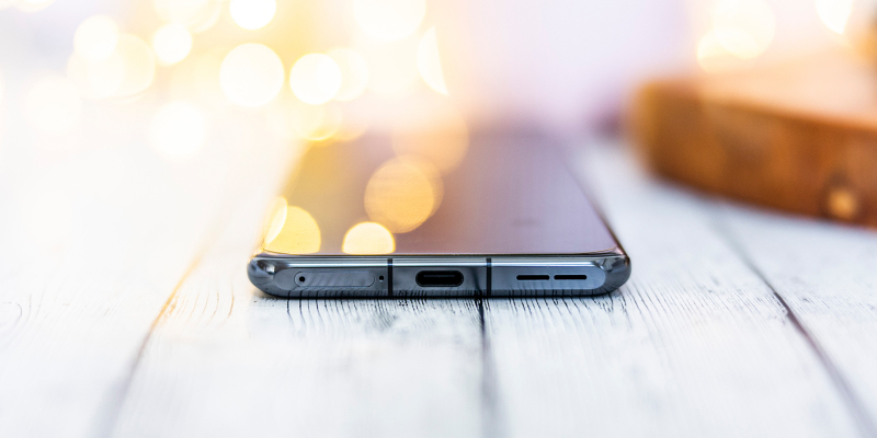  OnePlus 11, нижняя грань: основной динамик, порт USB Type-C, микрофон, слот для двух карточек стандарта nano-SIM 